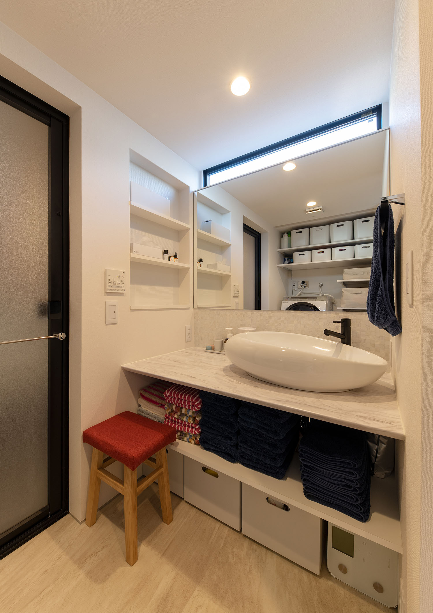 注文住宅・洗面所・清潔感のある・スリット窓・収納が多い 注文住宅・デザイン住宅建築実例_『CASE720 S×S』_浴室・洗面所