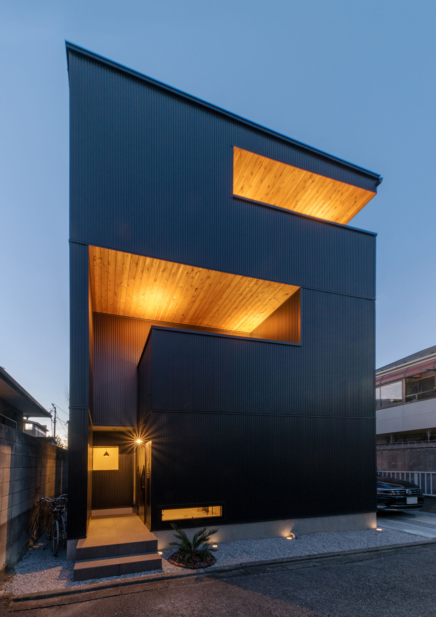 注文住宅・外観・狭小住宅・三階建て・軒天井・ガルバリウム 注文住宅・デザイン住宅建築実例_『CASE720 S×S』_外観