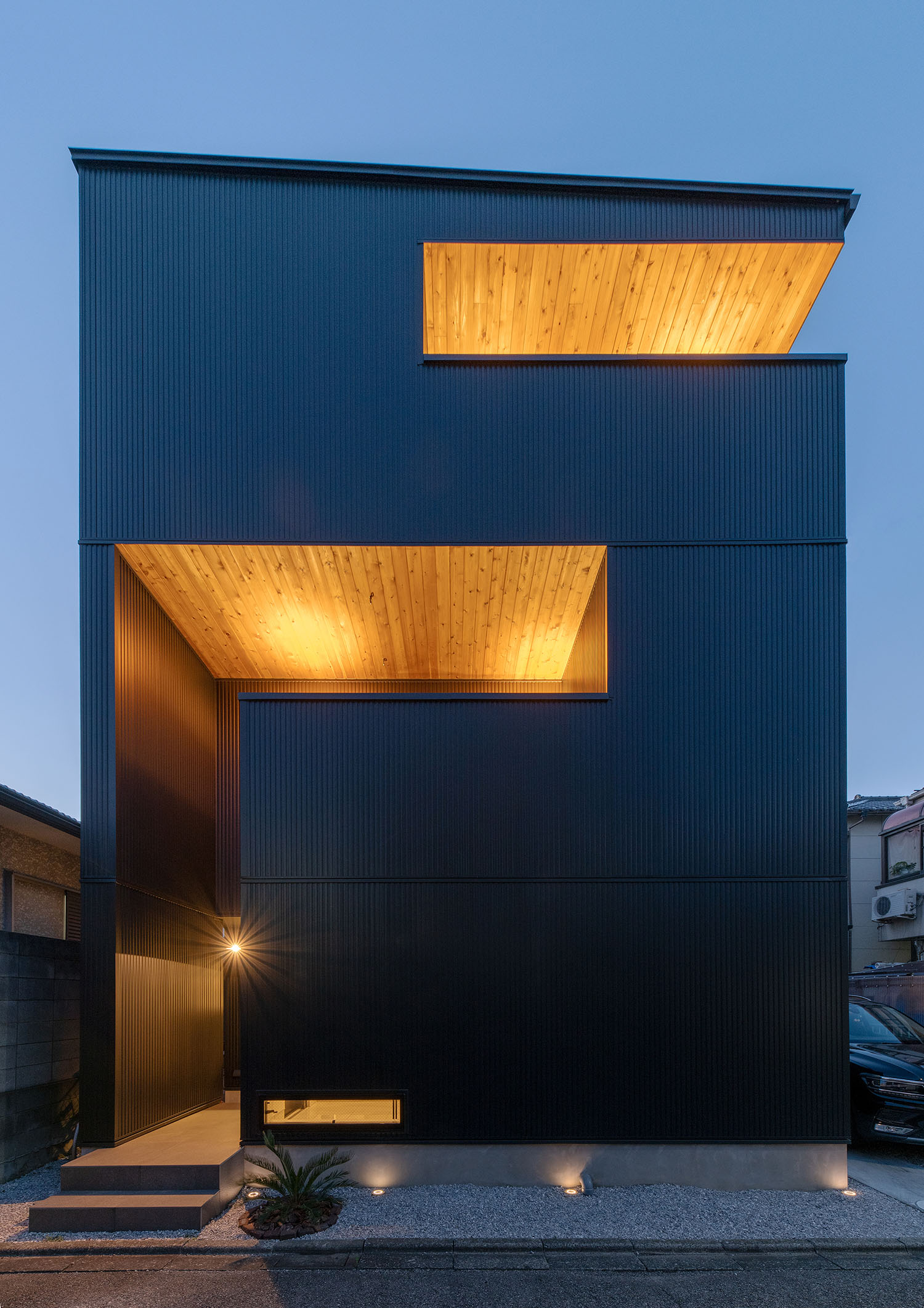 注文住宅・外観・狭小住宅・三階建て・軒天井・ガルバリウム 注文住宅・デザイン住宅建築実例_『CASE720 S×S』_外観