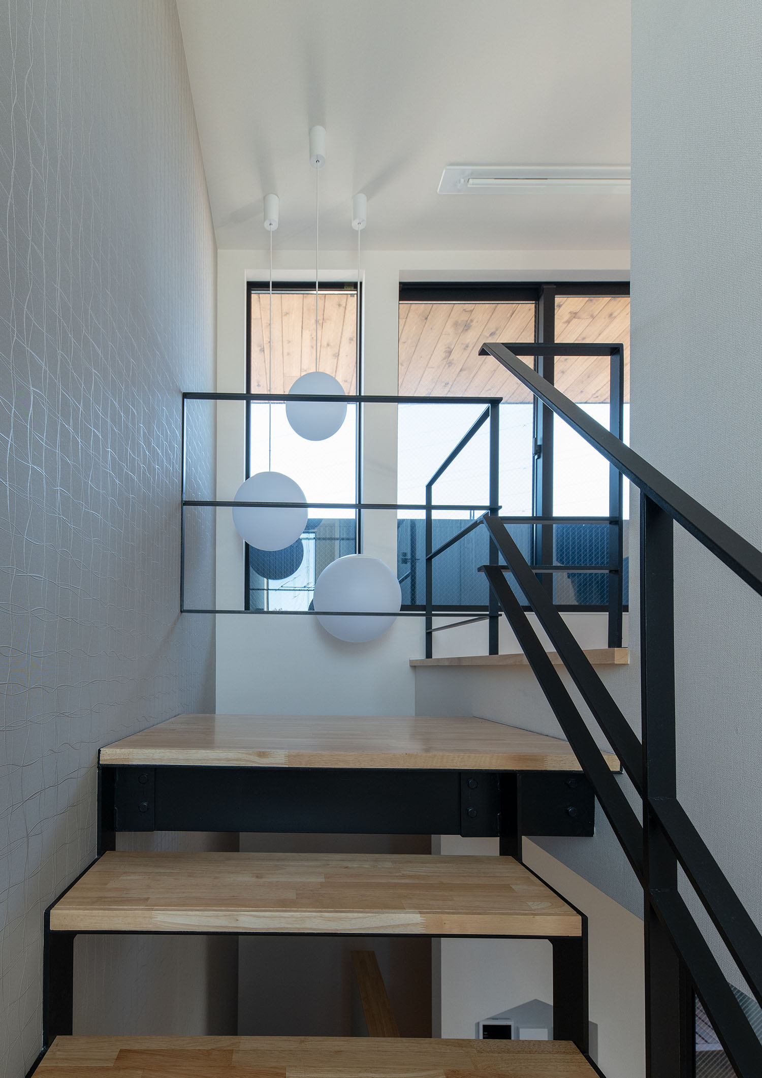 注文住宅・階段・吹き抜け・木製のスケルトン階段・アイアンの手すり・リビングイン階段 注文住宅・デザイン住宅建築実例_『CASE720 S×S』_階段