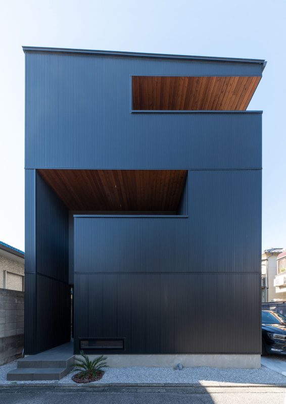 S字の切り込みを入れたような個性的な外観