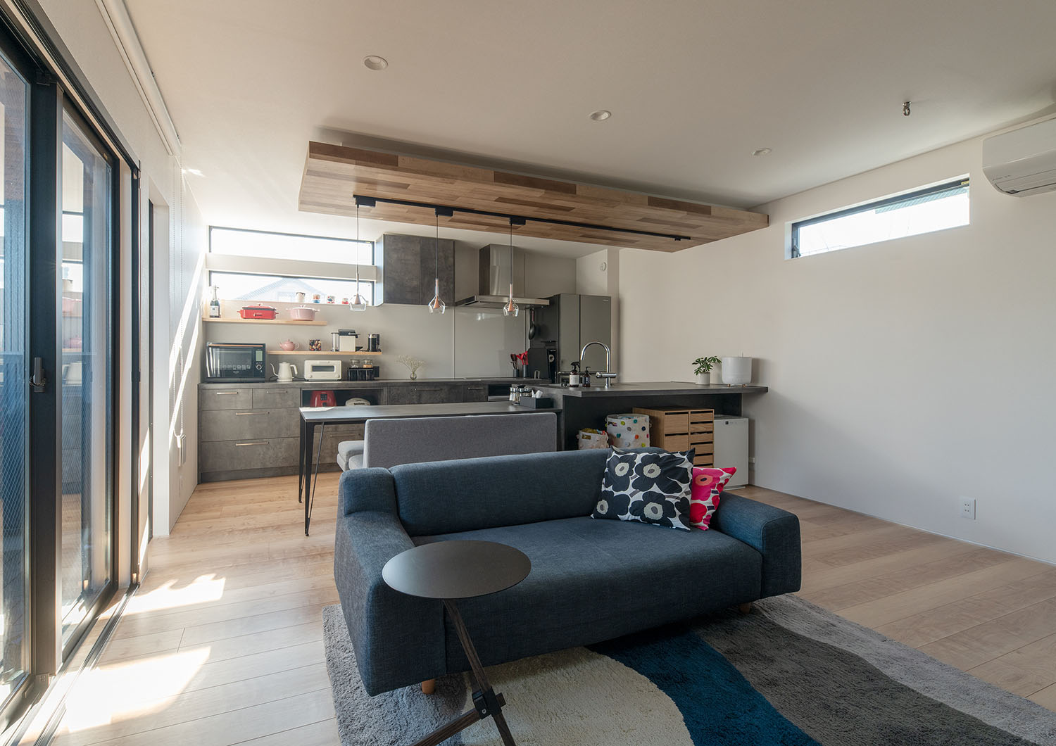 注文住宅・LDK・アーバンスタイル・キッチンの下がり天井・スリット窓 注文住宅・デザイン住宅建築実例_『CASE720 S×S』_LDK