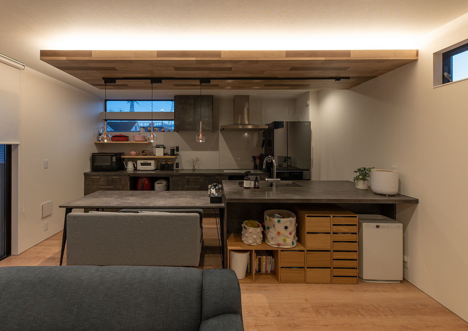 注文住宅・LDK・アーバンスタイル・キッチンの下がり天井・一体型キッチン・Ⅱ型キッチン 注文住宅・デザイン住宅建築実例_『CASE720 S×S』_LDK