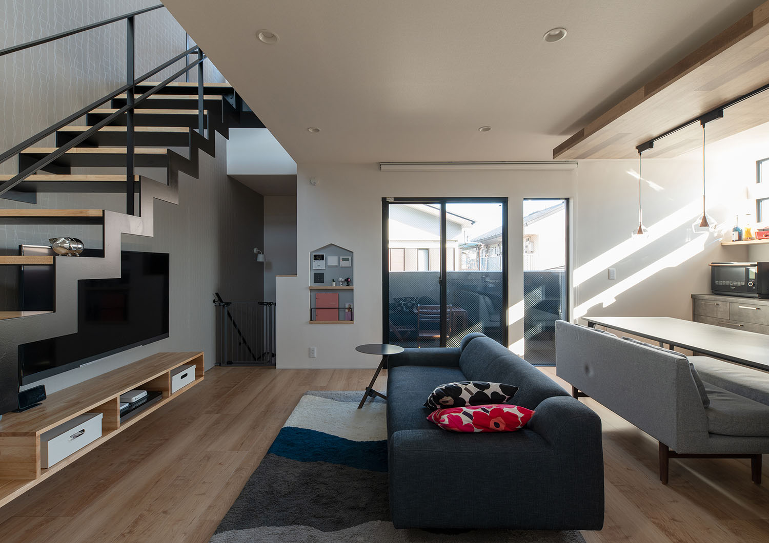 注文住宅・LDK・アーバンスタイル・バルコニーとつながる・リビングイン階段 注文住宅・デザイン住宅建築実例_『CASE720 S×S』_LDK