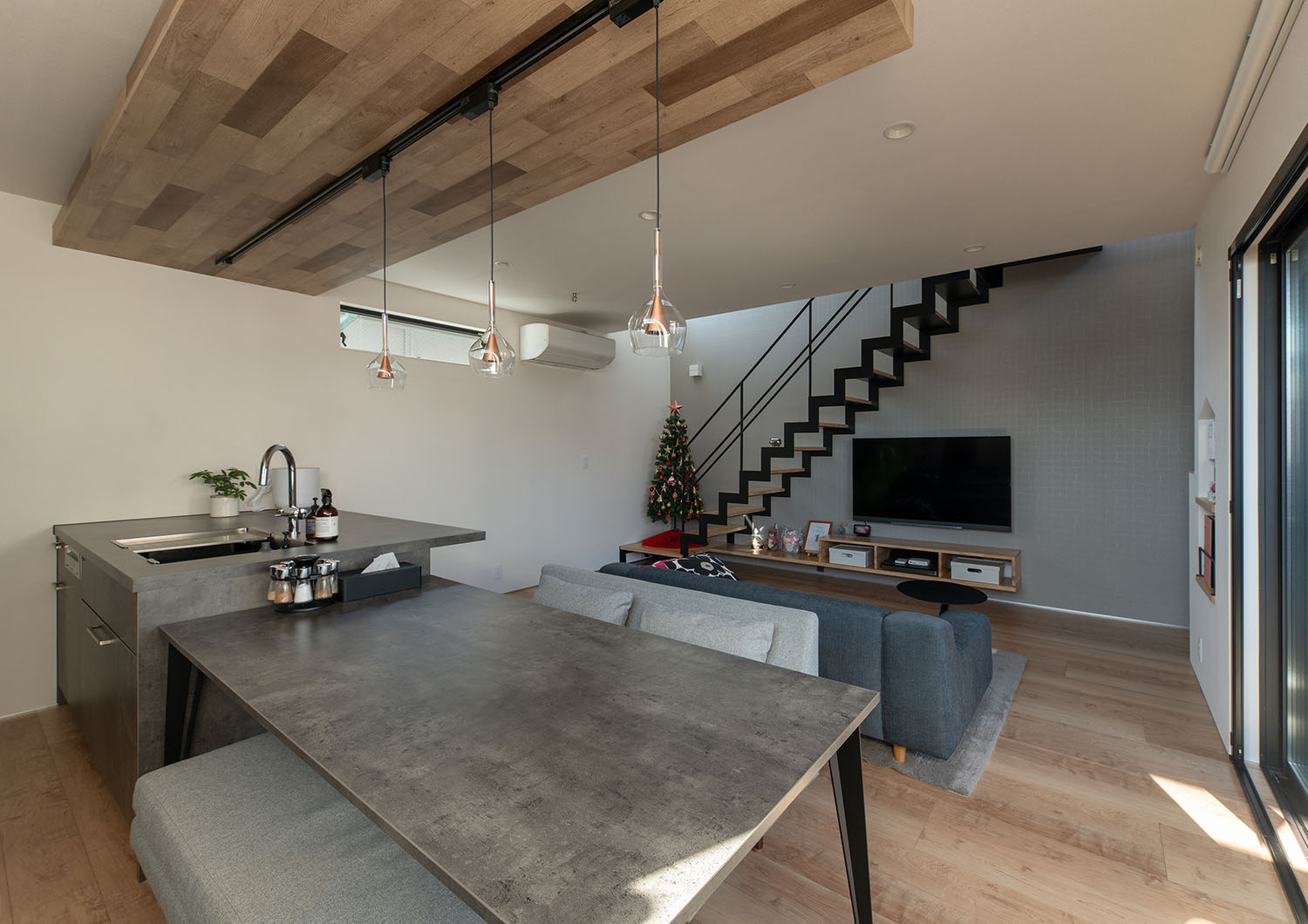 注文住宅・LDK・アーバンスタイル・キッチンの下がり天井・リビングイン階段 注文住宅・デザイン住宅建築実例_『CASE720 S×S』_キッチン