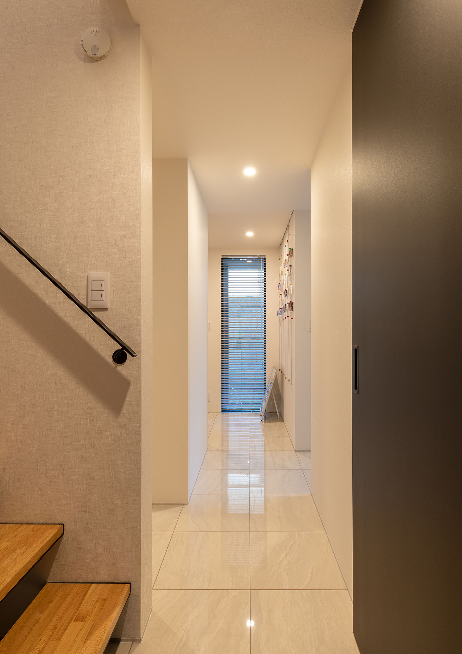 注文住宅・玄関・廊下・タイル・大理石・スリット窓 注文住宅・デザイン住宅建築実例_『CASE720 S×S』_玄関