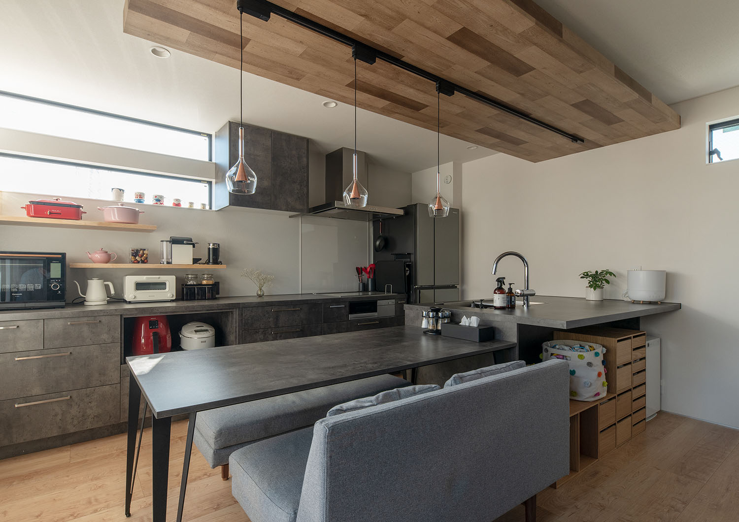 注文住宅・LDK・アーバンスタイル・キッチンの下がり天井・一体型キッチン・Ⅱ型キッチン 注文住宅・デザイン住宅建築実例_『CASE720 S×S』_キッチン