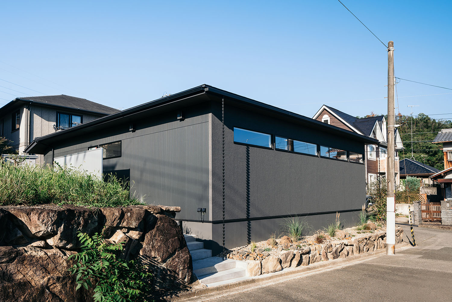 注文住宅・外観・平屋・角地・住宅街に建つ・黒を基調とした 注文住宅・デザイン住宅建築実例_『CASE721 落ち着きのある家』_外観