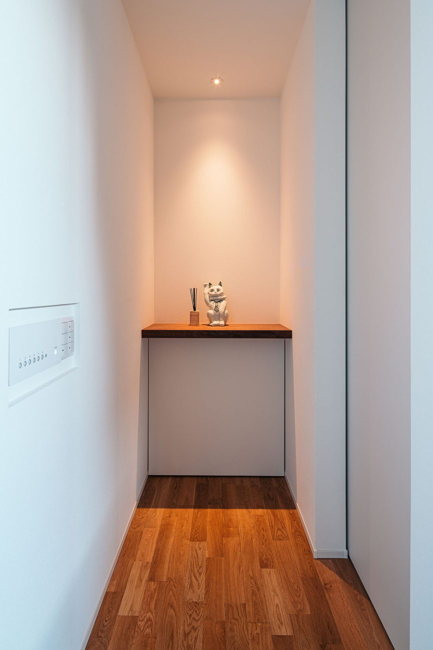 注文住宅・玄関・飾り棚・スイッチニッチ・白を基調とした 注文住宅・デザイン住宅建築実例_『CASE721 落ち着きのある家』_玄関