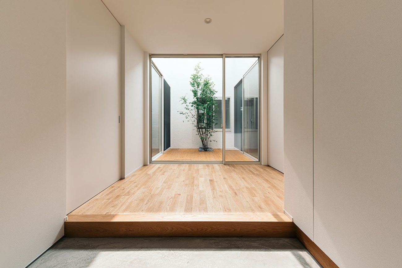 注文住宅・玄関・中庭が見える・明るい玄関・広い玄関 注文住宅・デザイン住宅建築実例_『CASE721 落ち着きのある家』_玄関