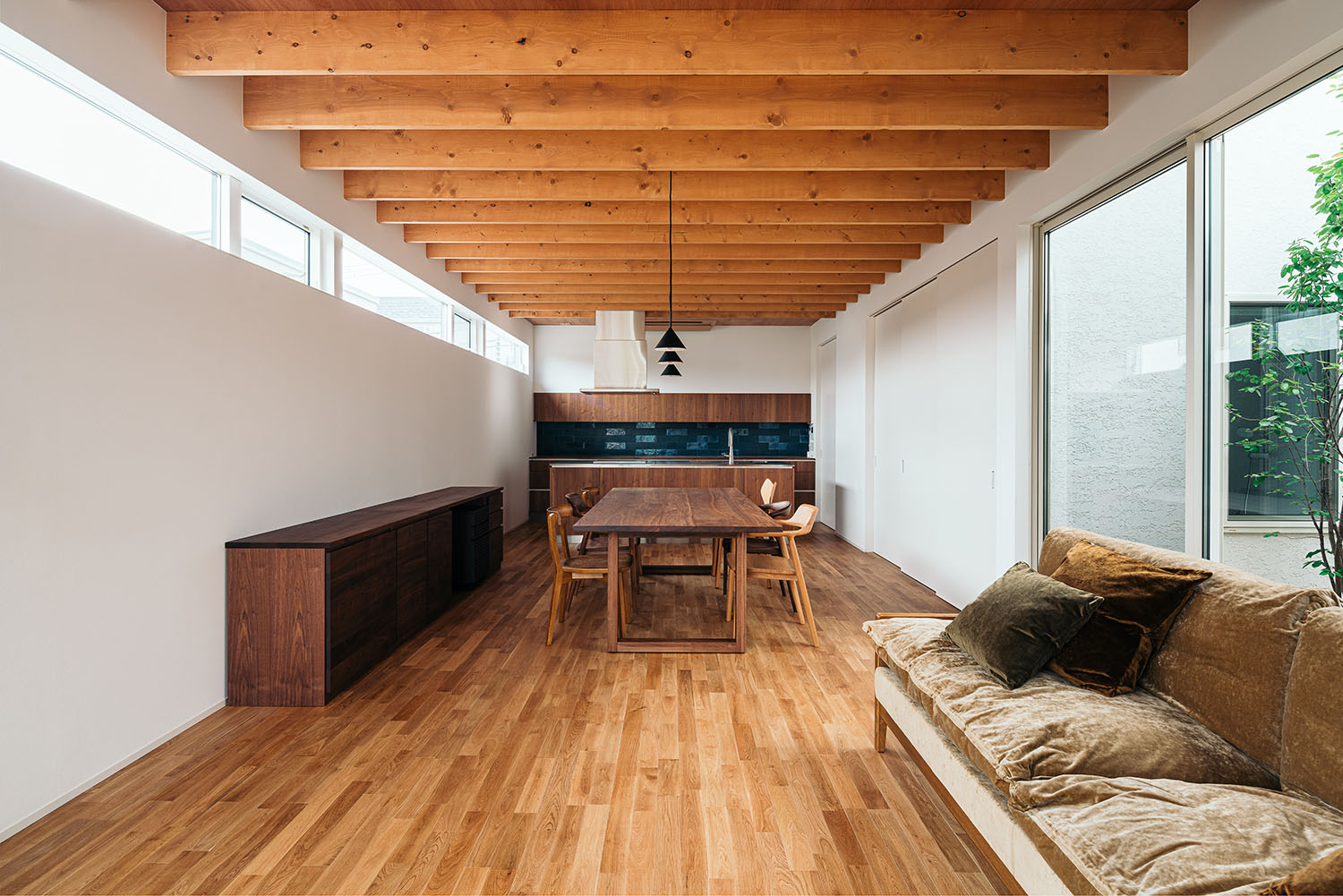 注文住宅・LDK・平屋・中庭とつながる・ナチュラル・木の温もり 注文住宅・デザイン住宅建築実例_『CASE721 落ち着きのある家』_LDK