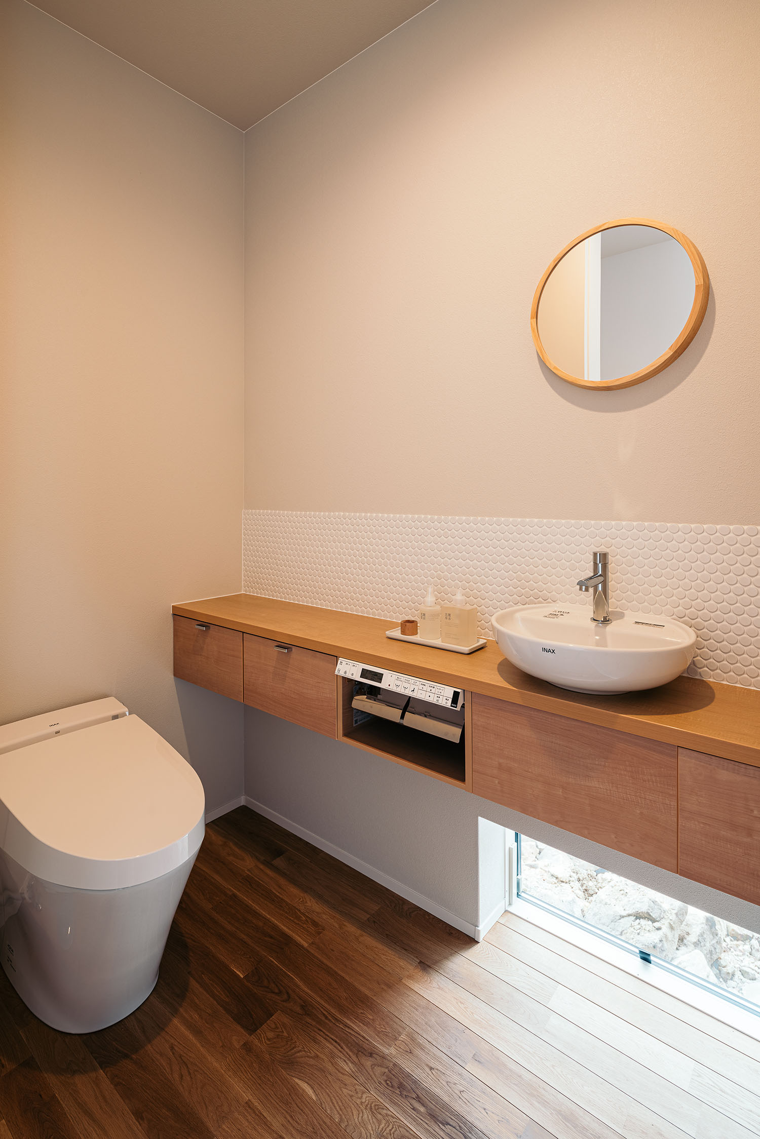 注文住宅・トイレ・手洗いカウンター・地窓・明るい 注文住宅・デザイン住宅建築実例_『CASE721 落ち着きのある家』_トイレ