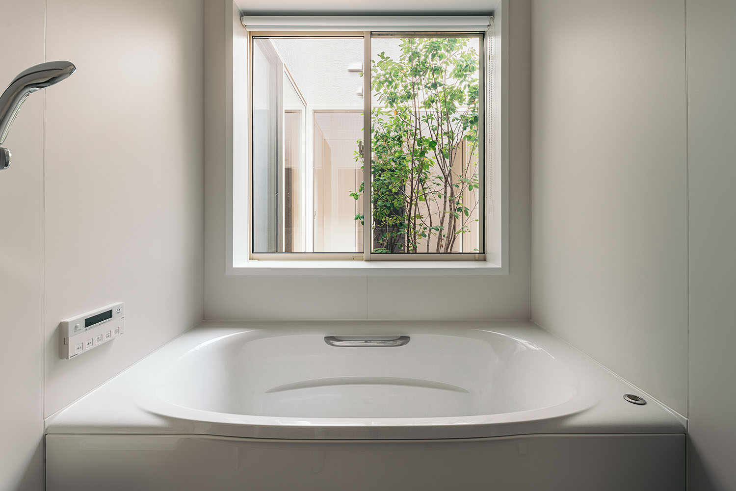 注文住宅・浴室・中庭が見える・白を基調とした・明るい 注文住宅・デザイン住宅建築実例_『CASE721 落ち着きのある家』_浴室・洗面所