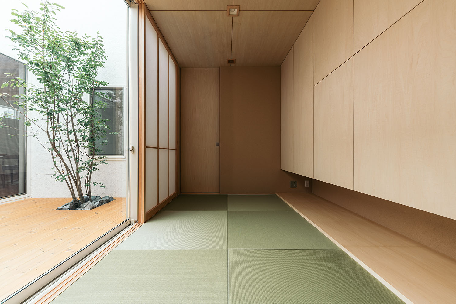 注文住宅・和室・琉球畳・中庭が見える・モダン・平屋 注文住宅・デザイン住宅建築実例_『CASE721 落ち着きのある家』_和室