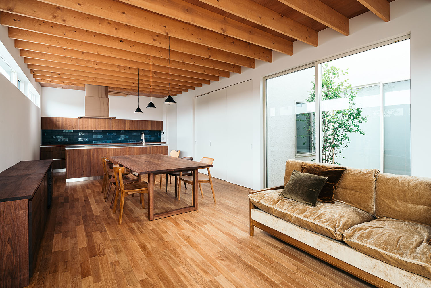 注文住宅・LDK・平屋・中庭とつながる・ナチュラル・木の温もり 注文住宅・デザイン住宅建築実例_『CASE721 落ち着きのある家』_LDK