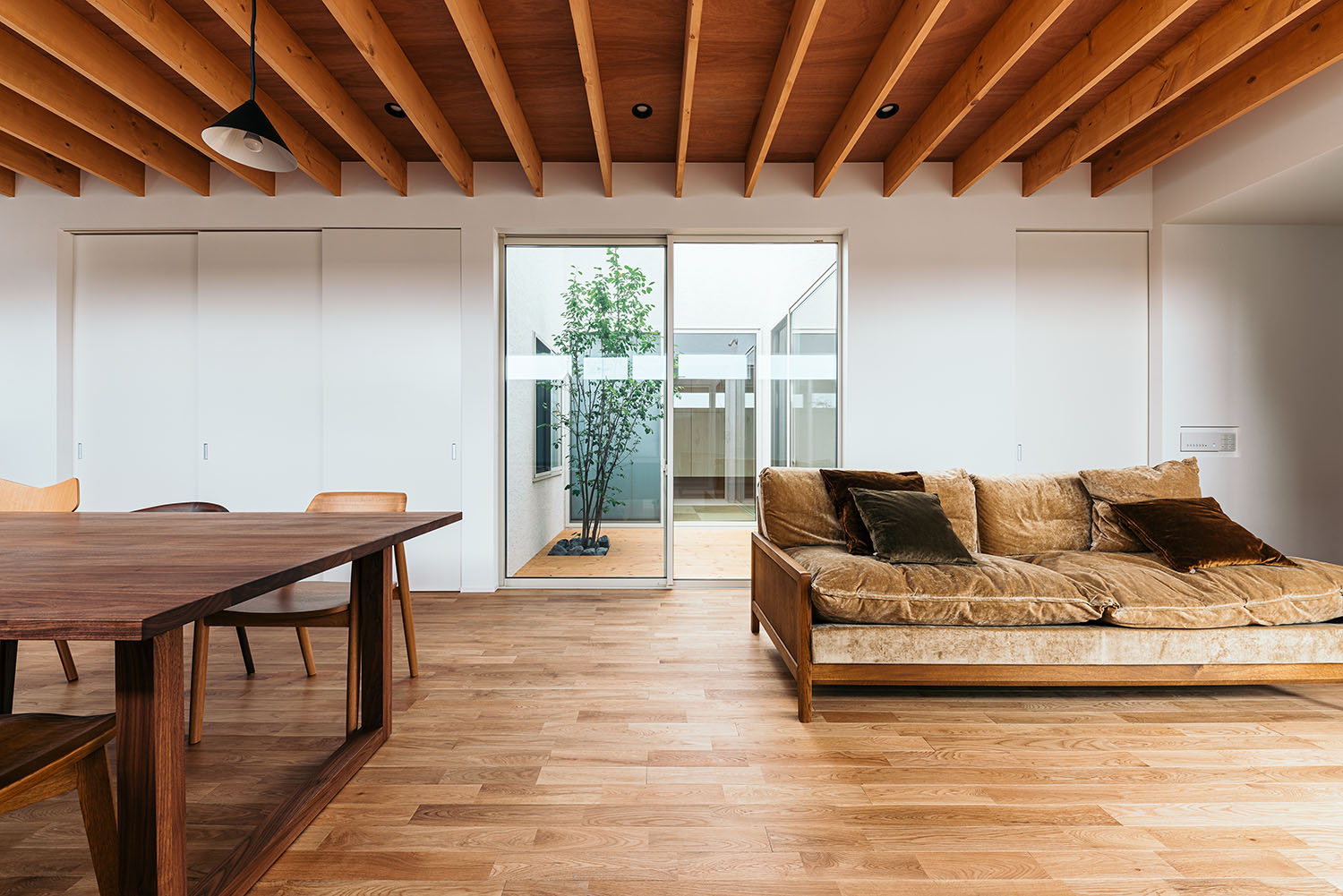 注文住宅・LDK・平屋・中庭とつながる・ナチュラル・木の温もり 注文住宅・デザイン住宅建築実例_『CASE721 落ち着きのある家』_LDK