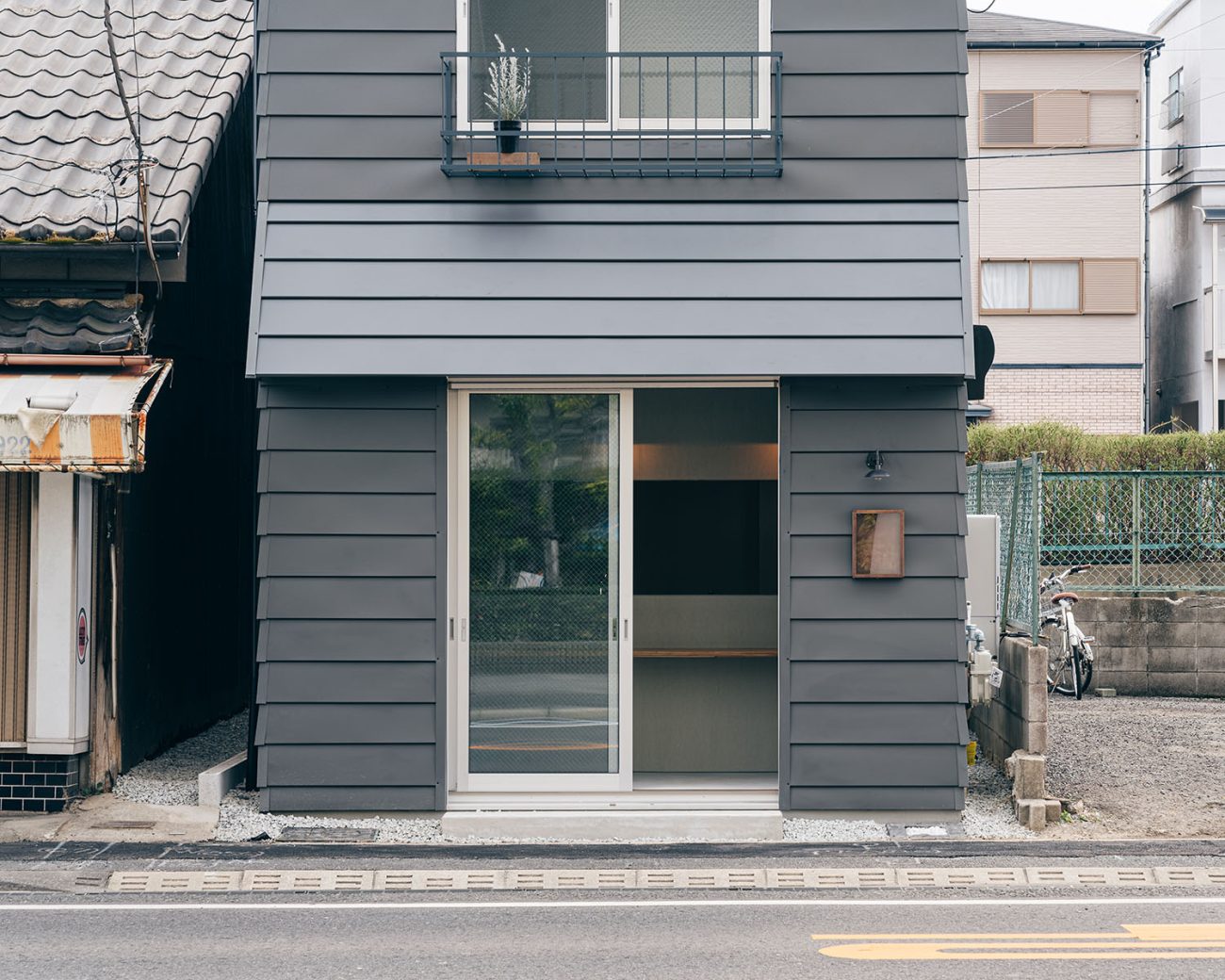 注文住宅・外観・三階建て・狭小住宅・シンプル・黒 注文住宅・デザイン住宅建築実例_『CASE722 虹の栖』_外観