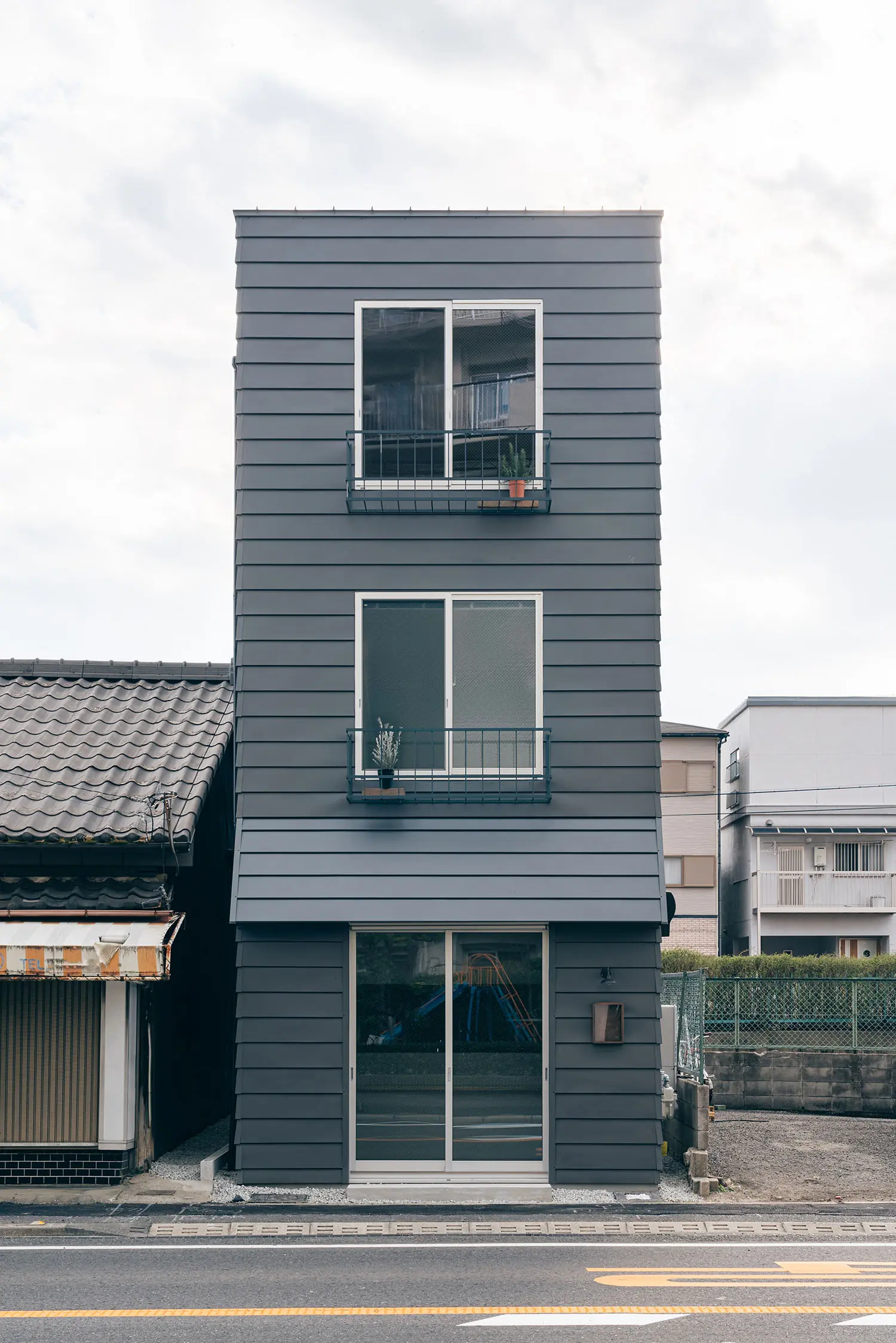準防火地域に建つ3階建ての狭小住宅の外観