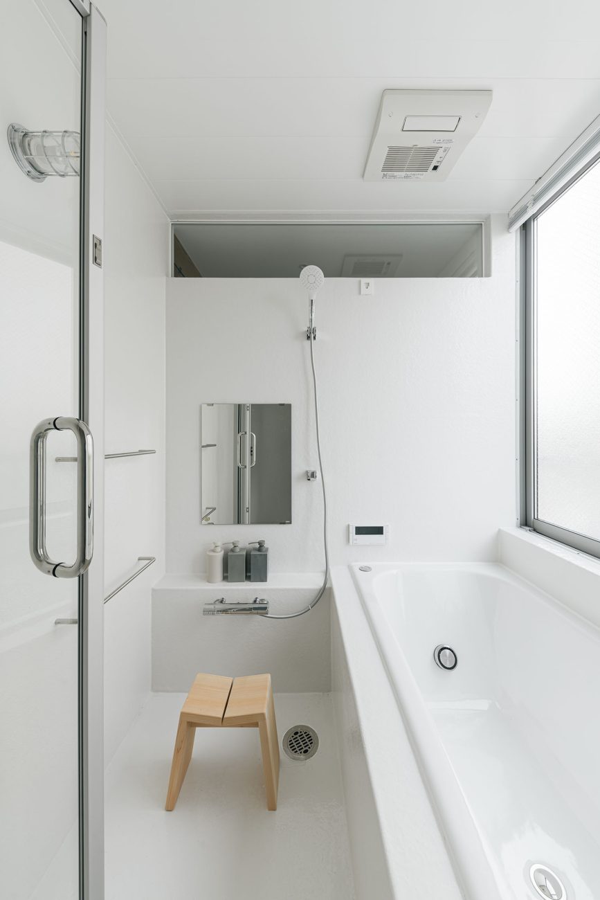 注文住宅・浴室・白・ガラス扉・明るい 注文住宅・デザイン住宅建築実例_『CASE722 虹の栖』_浴室・洗面所