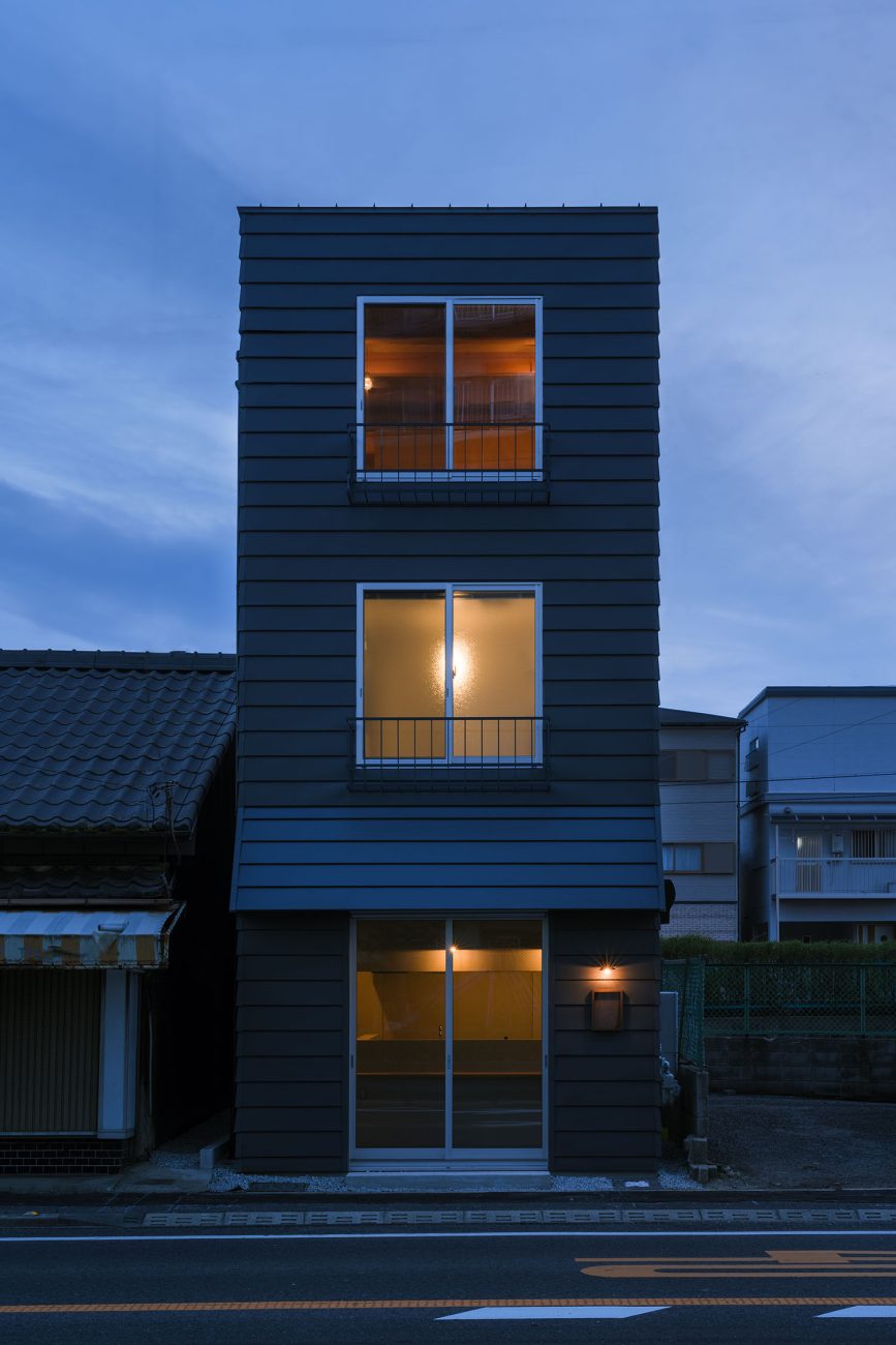 注文住宅・外観・三階建て・狭小住宅・シンプル・黒 注文住宅・デザイン住宅建築実例_『CASE722 虹の栖』_外観