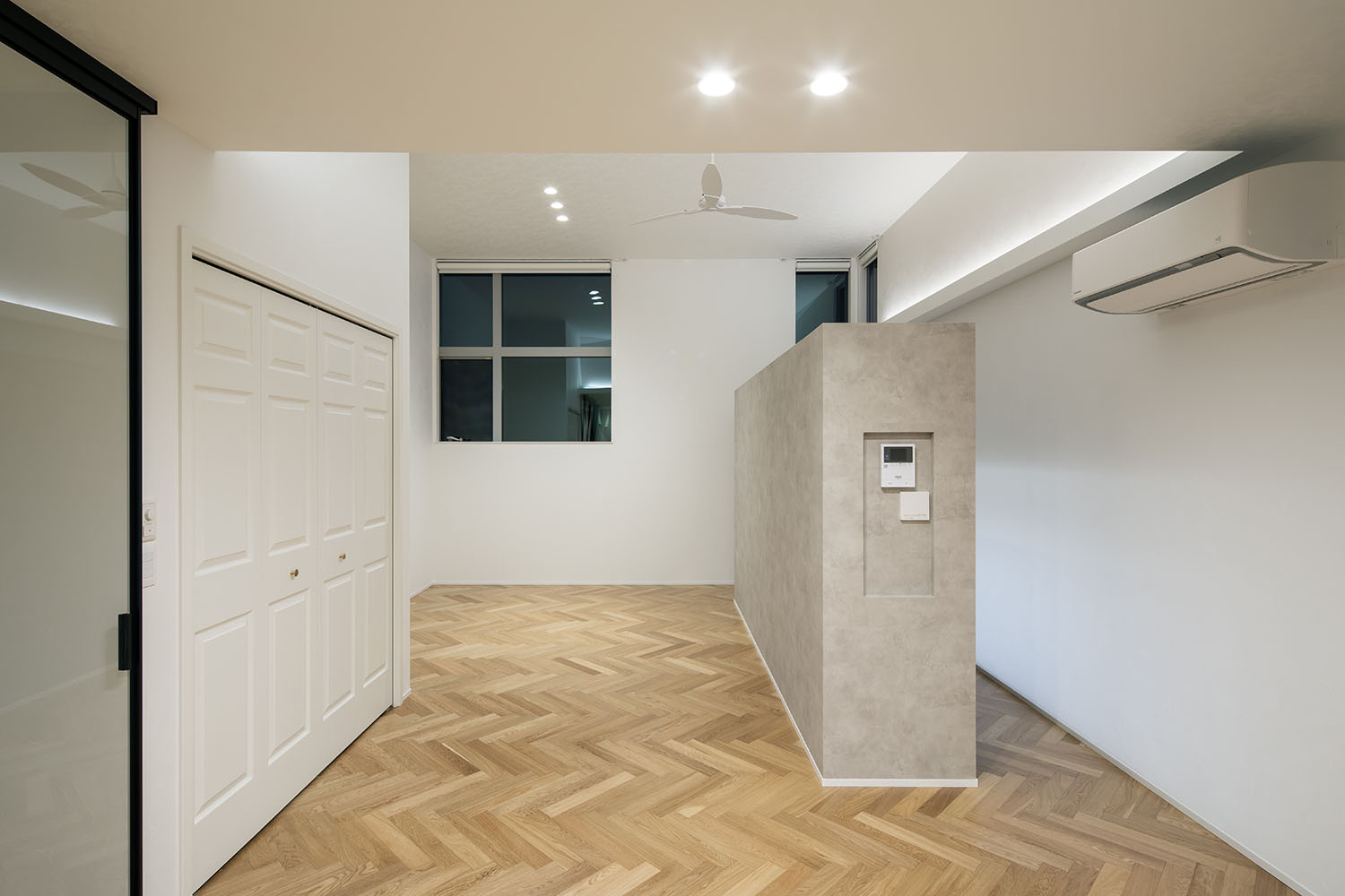 注文住宅・LDK・白を基調とした・ワークスペース・ヘリンボーン柄の床・スイッチニッチ 注文住宅・デザイン住宅建築実例_『CASE723 rise』_LDK