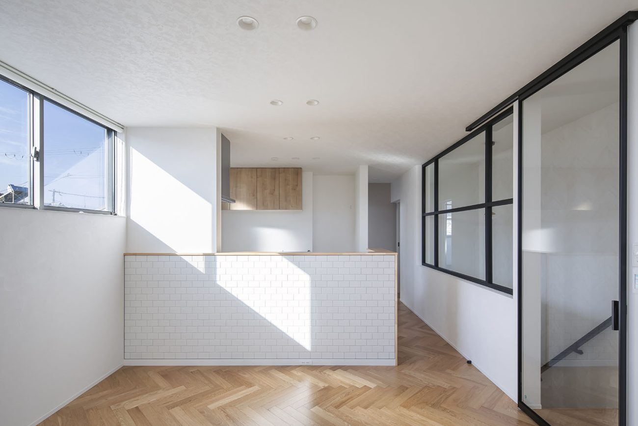 注文住宅・LDK・白を基調とした・ナチュラル・ガラス扉・ヘリンボーン柄の床 注文住宅・デザイン住宅建築実例_『CASE723 rise』_LDK
