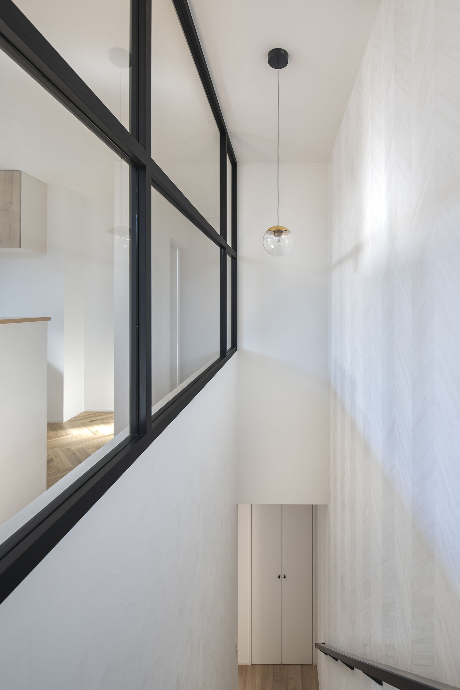 注文住宅・階段・ペンダントライト・ガラス扉 注文住宅・デザイン住宅建築実例_『CASE723 rise』_階段