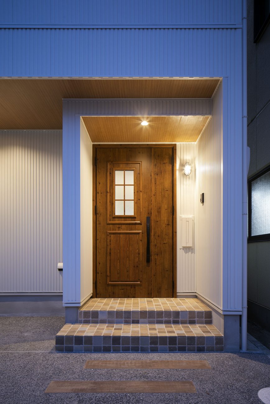 注文住宅・外観・玄関扉・北欧風・木製・ガラス・タイル 注文住宅・デザイン住宅建築実例_『CASE723 rise』_外観