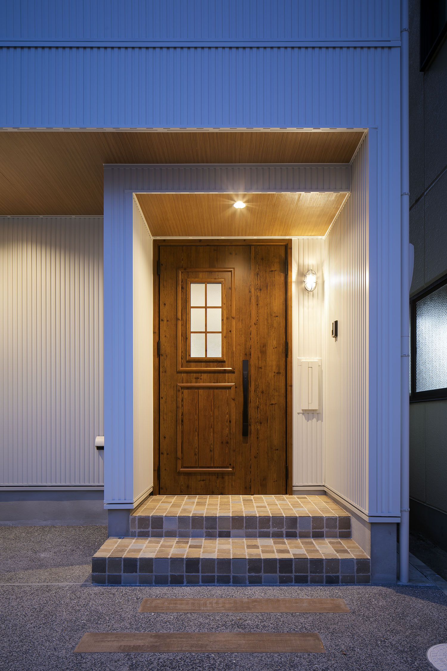 注文住宅・外観・玄関扉・北欧風・木製・ガラス・タイル 注文住宅・デザイン住宅建築実例_『CASE723 rise』_外観