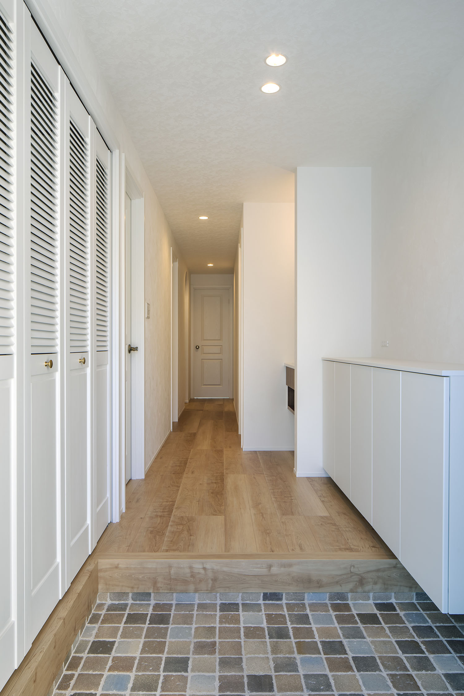 注文住宅・玄関・カラフルなタイル・白を基調とした 注文住宅・デザイン住宅建築実例_『CASE723 rise』_玄関