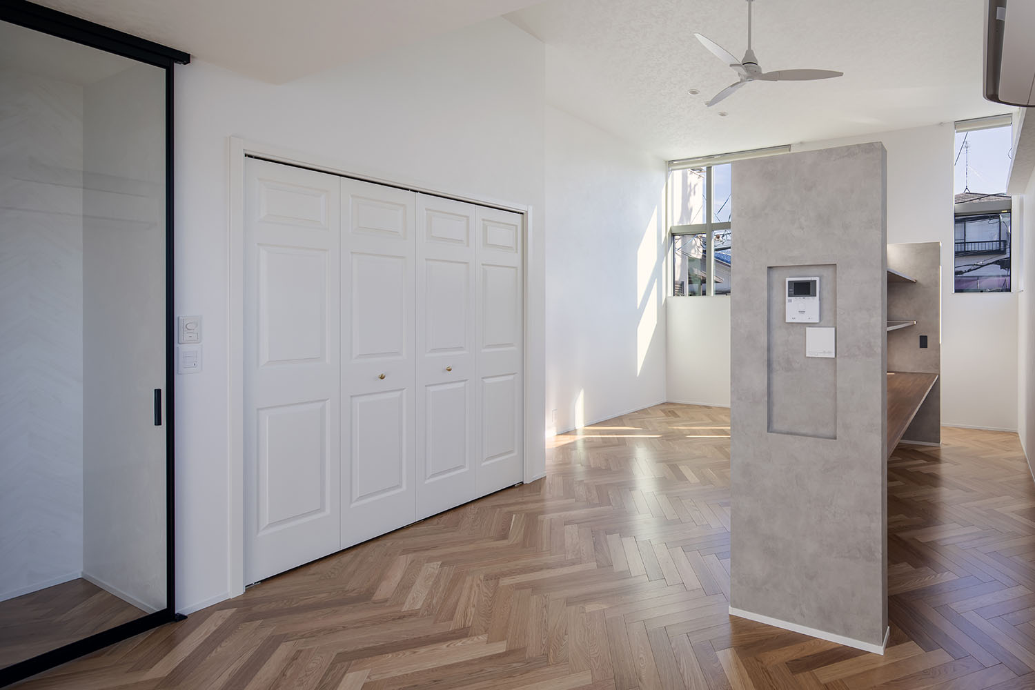 注文住宅・LDK・白を基調とした・ワークスペース・ヘリンボーン柄の床・スイッチニッチ 注文住宅・デザイン住宅建築実例_『CASE723 rise』_LDK