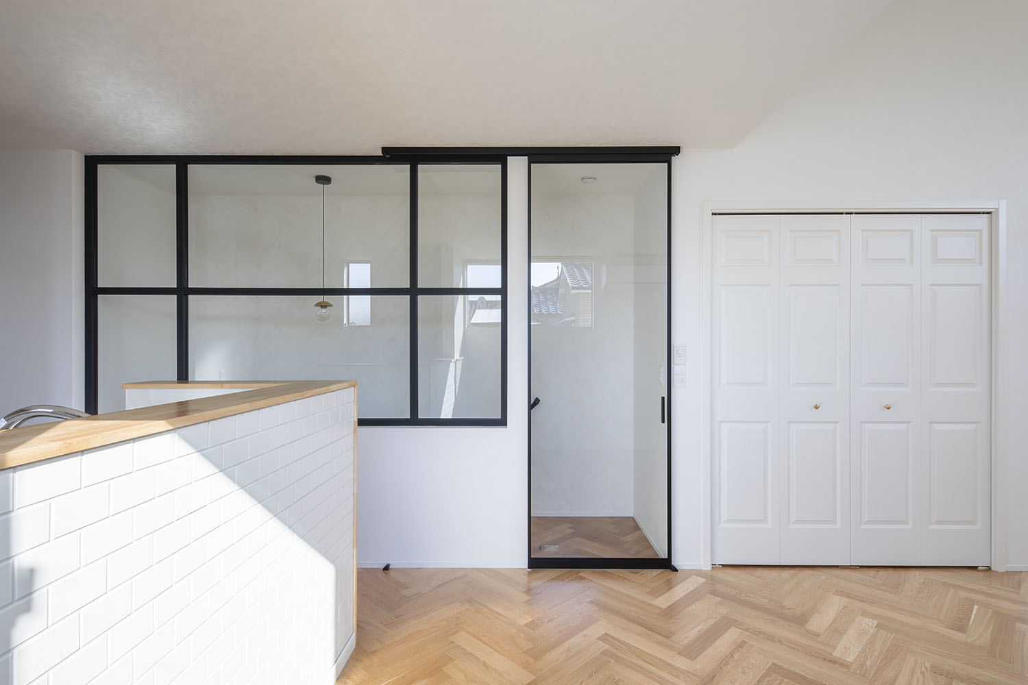 注文住宅・LDK・ガラス扉・白を基調とした・ナチュラル・ヘリンボーン柄の床 注文住宅・デザイン住宅建築実例_『CASE723 rise』_LDK