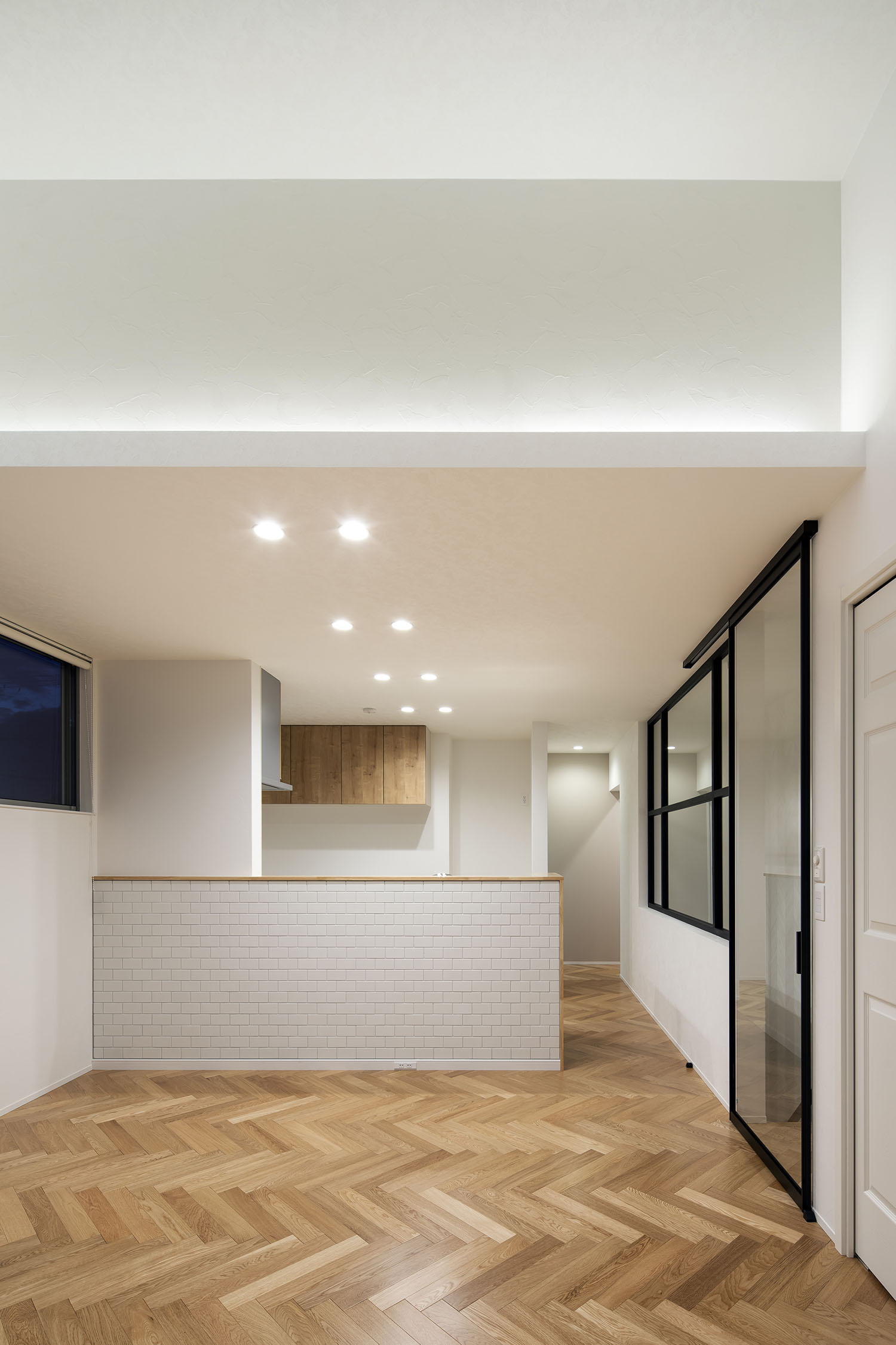 注文住宅・LDK・白を基調とした・ナチュラル・ガラス扉・ヘリンボーン柄の床 注文住宅・デザイン住宅建築実例_『CASE723 rise』_LDK