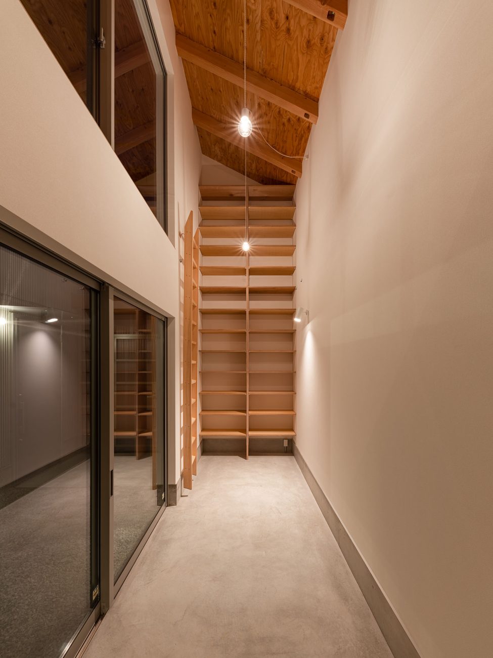 注文住宅・玄関・モルタル・壁面収納・シューズボックス 注文住宅・デザイン住宅建築実例_『CASE724 橿原の家』_玄関