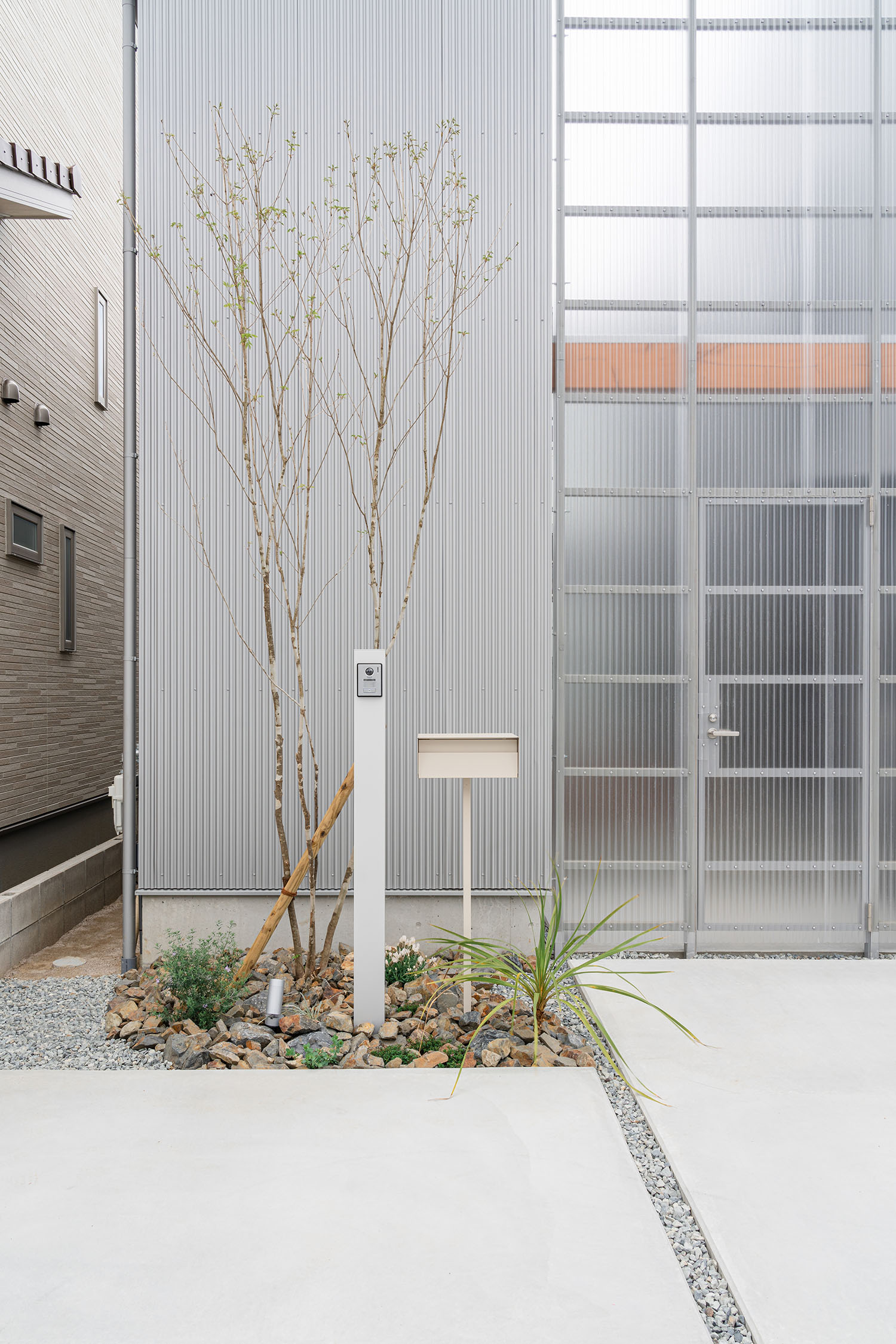 注文住宅・外観・中庭のある家・シルバー・ガルバリウム鋼板・シンボルツリー 注文住宅・デザイン住宅建築実例_『CASE724 橿原の家』_外観