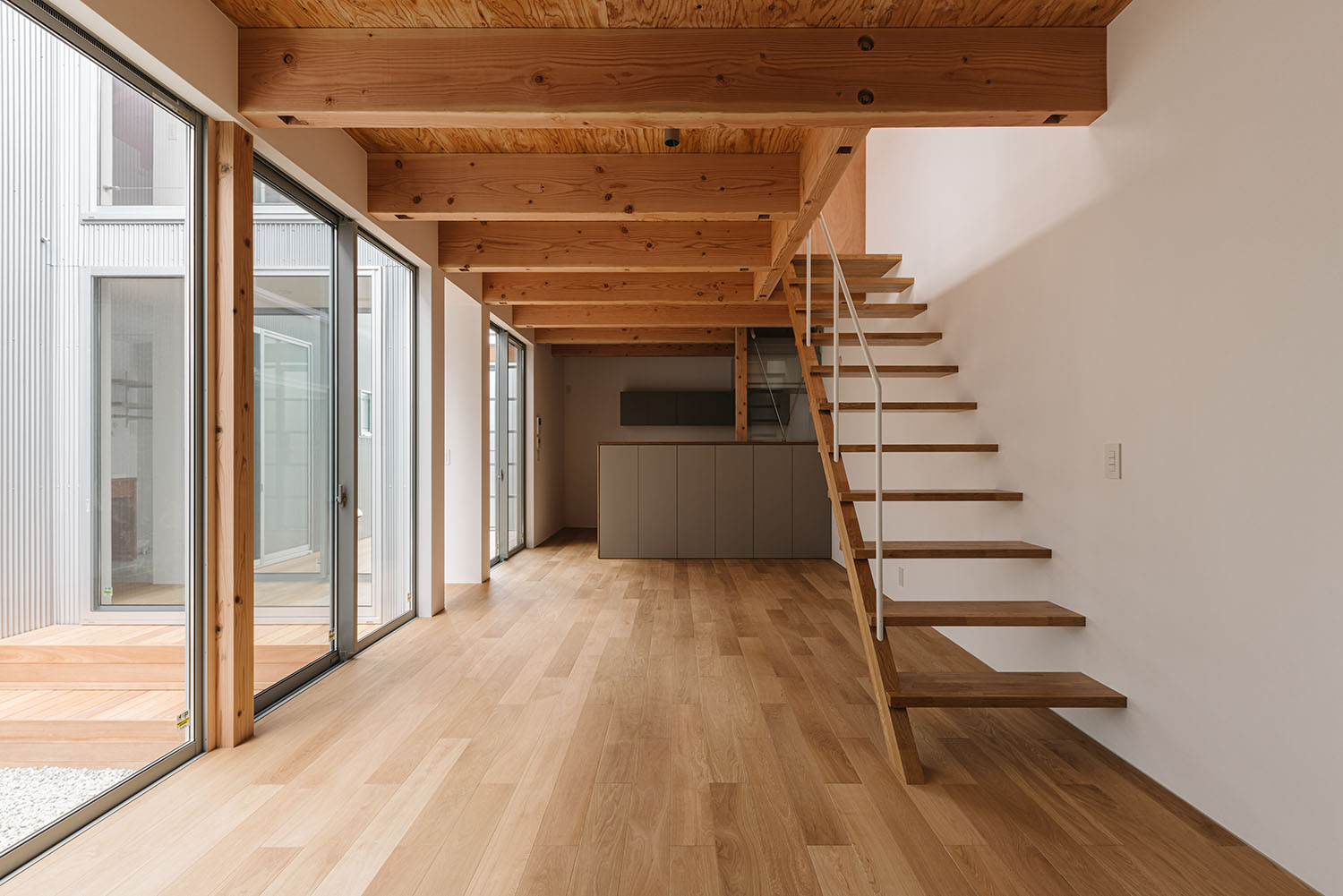 注文住宅・LDK・木のぬくもり・リビングイン階段・広く感じる・梁見せ天井 注文住宅・デザイン住宅建築実例_『CASE724 橿原の家』_LDK