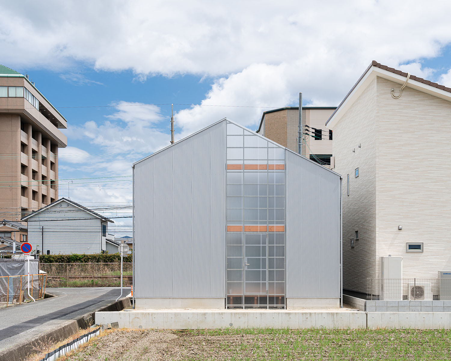 注文住宅・外観・中庭のある家・シルバー・ガルバリウム鋼板 注文住宅・デザイン住宅建築実例_『CASE724 橿原の家』_外観