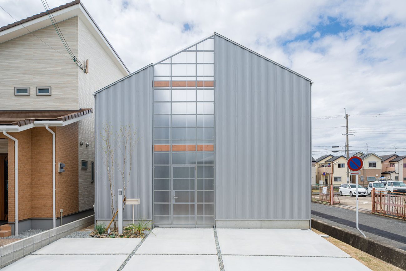 注文住宅・外観・中庭のある家・シルバー・ガルバリウム鋼板 注文住宅・デザイン住宅建築実例_『CASE724 橿原の家』_外観