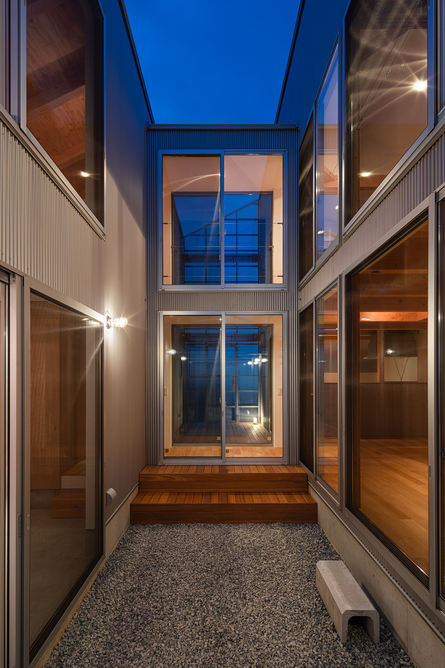 注文住宅・中庭・プライバシー性の高い・ウッドデッキ・砂利・二棟分棟 注文住宅・デザイン住宅建築実例_『CASE724 橿原の家』_中庭