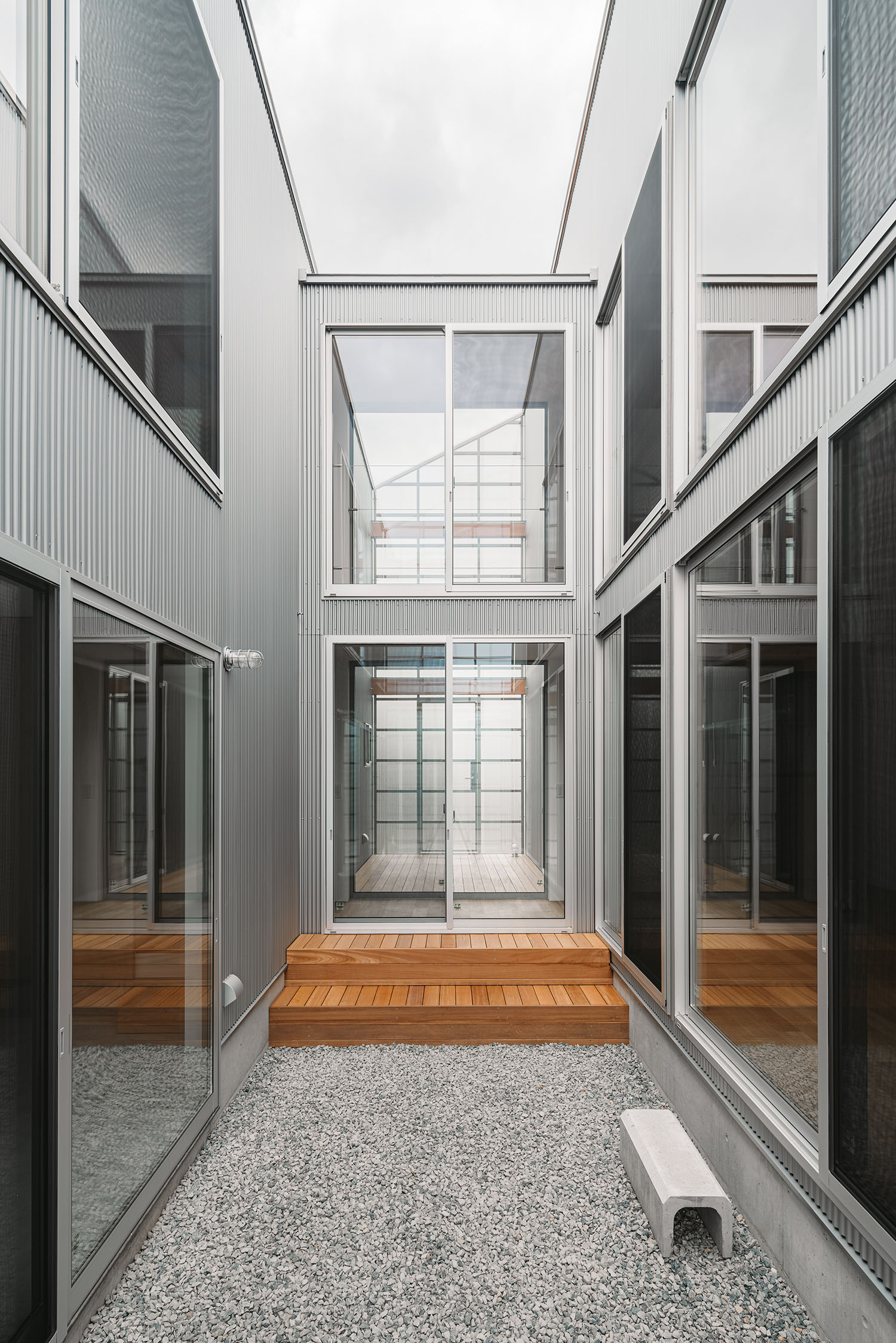 注文住宅・中庭・プライバシー性の高い・ウッドデッキ・砂利・二棟分棟 注文住宅・デザイン住宅建築実例_『CASE724 橿原の家』_中庭