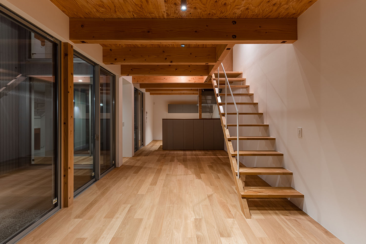 注文住宅・LDK・木のぬくもり・リビングイン階段・広く感じる・梁見せ天井 注文住宅・デザイン住宅建築実例_『CASE724 橿原の家』_LDK