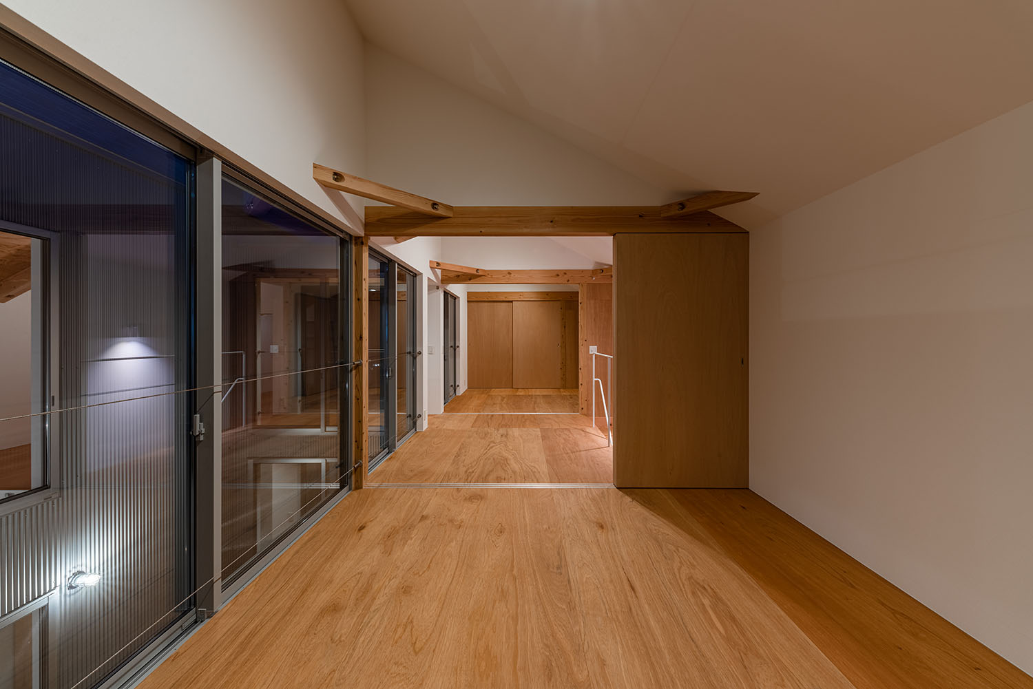 注文住宅・寝室・木のぬくもり・引き戸・大きな窓のある・開放感のある 注文住宅・デザイン住宅建築実例_『CASE724 橿原の家』_LDK