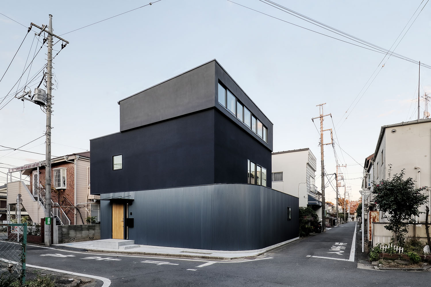 注文住宅『CASE725 間隙・三層の家』の建築実例・施⼯例の写真・建物外観全体 注文住宅・デザイン住宅建築実例_『CASE725 間隙・三層の家』_外観