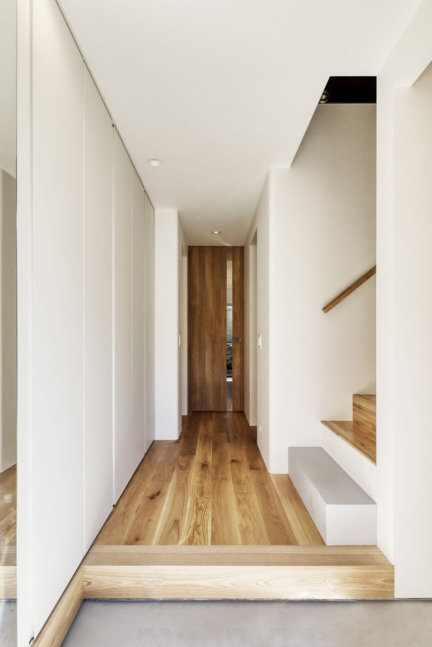 注文住宅・玄関・モルタル・白を基調とした・ナチュラル 注文住宅・デザイン住宅建築実例_『CASE725 間隙・三層の家』_玄関