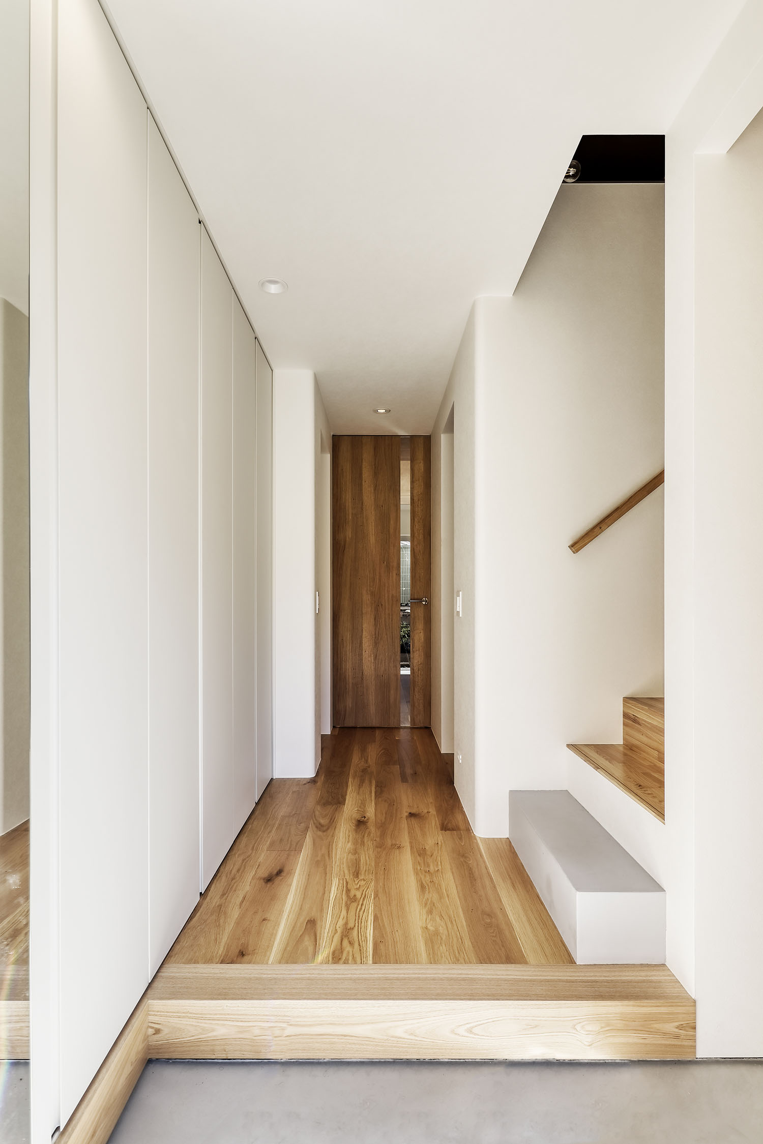 注文住宅・玄関・モルタル・白を基調とした・ナチュラル 注文住宅・デザイン住宅建築実例_『CASE725 間隙・三層の家』_玄関