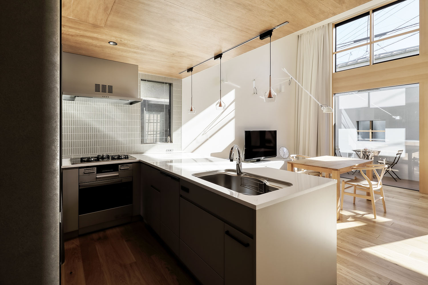 注文住宅・LDK・木のぬくもり・L字キッチン・吹き抜け・大きな窓のある 注文住宅・デザイン住宅建築実例_『CASE725 間隙・三層の家』_LDK