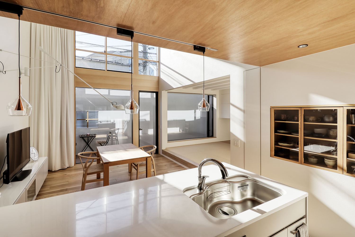 注文住宅・LDK・木のぬくもり・テラス・大きな窓のある 注文住宅・デザイン住宅建築実例_『CASE725 間隙・三層の家』_LDK