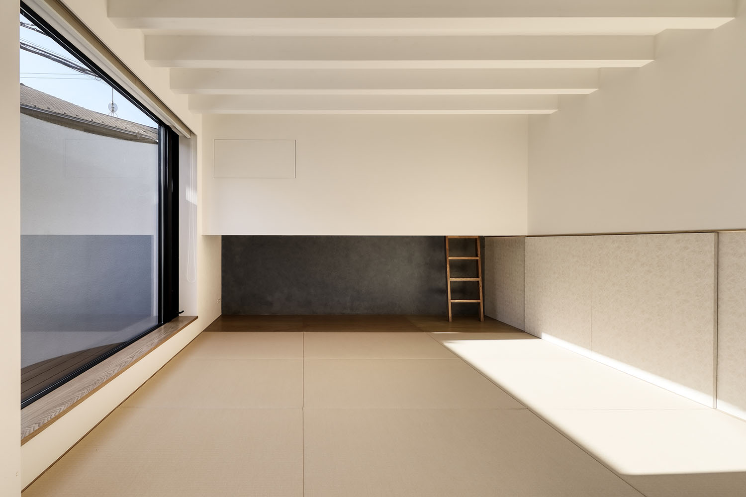 注文住宅・大きな窓のある・琉球畳・梁見せ天井・和モダン 注文住宅・デザイン住宅建築実例_『CASE725 間隙・三層の家』_和室