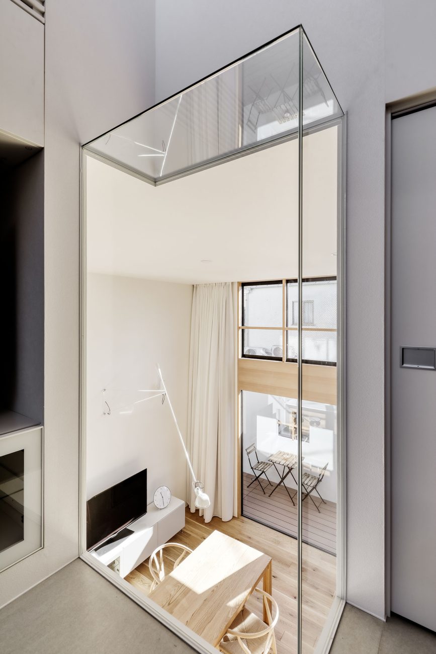 大きな窓を設置した開放的な吹き抜けリビング