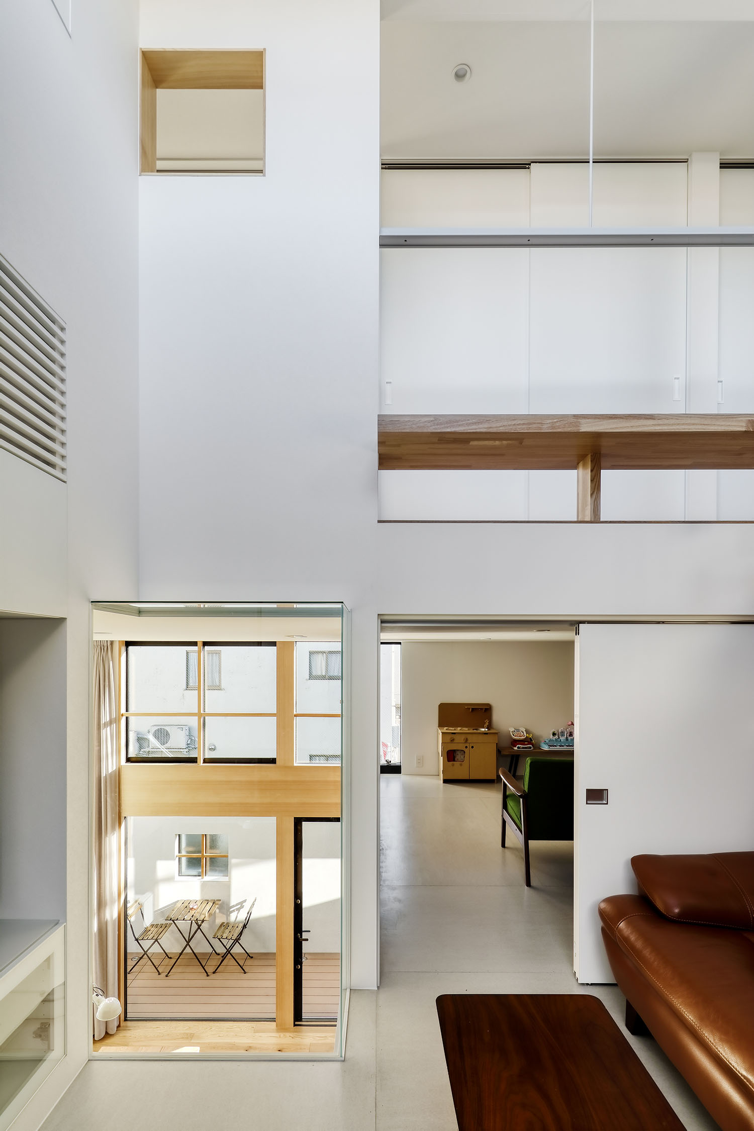 注文住宅・LDK・吹き抜け・ガラス・スキップフロア 注文住宅・デザイン住宅建築実例_『CASE725 間隙・三層の家』_LDK